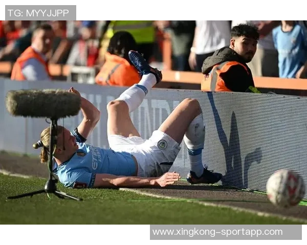 米体报道罗马中场科内脚踝状况良好明天将进行进一步检查确认