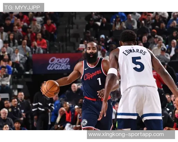 兰德尔上半场表现稳定11投6中贡献14分4篮板1助攻1抢断