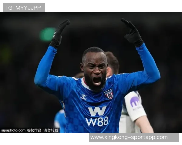 热刺球迷对球队推出的高价围巾表示强烈不满引发热议