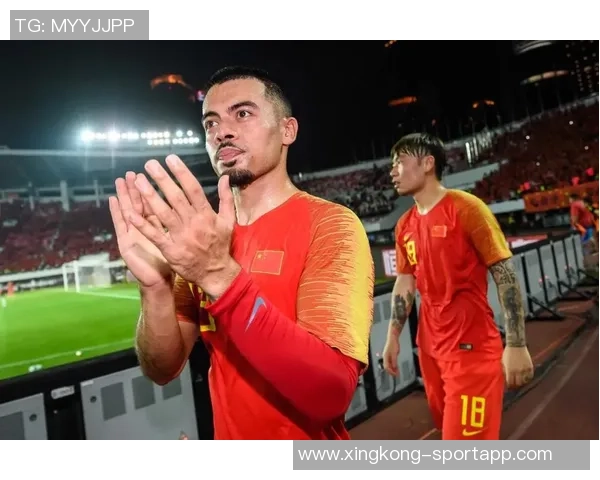 最后时刻U22国足角球争议鲍世蒙拔角旗杆遭黄牌处罚后幽默插回