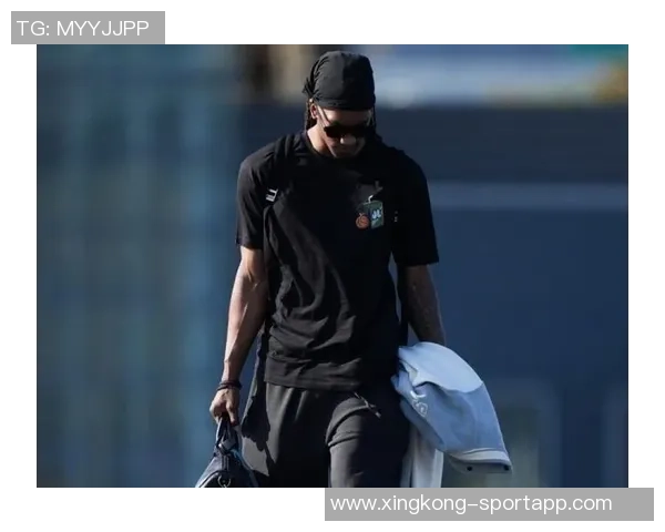 快船客场挑战国王小卡哈登卫衣亮相科林斯酷炫登机照曝光